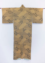 Load image into Gallery viewer, Kimono "Motifs de bonheur dorés" (Shippo et Seigaiha)