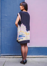 Load image into Gallery viewer, Robe Tomesode Paon au milieu de fleurs de pruniers et de chrysanthèmes
