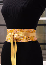 Load image into Gallery viewer, Ravissante ceinture de style obi, cet accessoire tendance, pièce incontournable de la garde-robe met la taille en valeur et affine la silhouette.