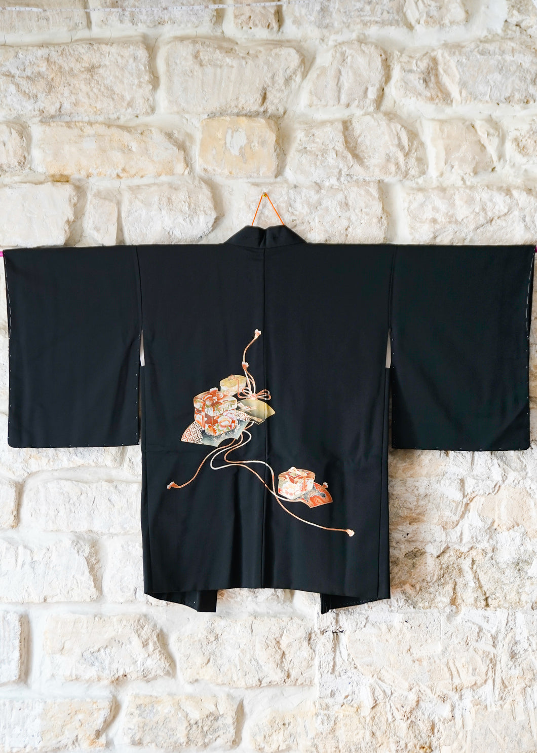 Haori noir - composition avec coffres, éventails et cordons