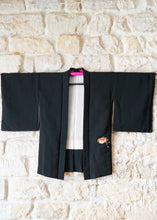 Load image into Gallery viewer, Haori noir - composition avec coffres, éventails et cordons
