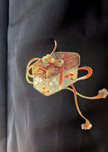 Load image into Gallery viewer, Haori noir - composition avec coffres, éventails et cordons
