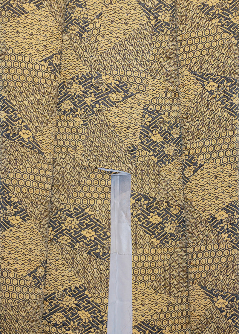 着物「金の幸福柄」（七宝と青海波）