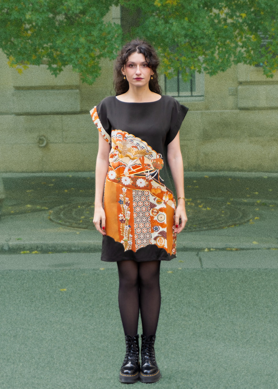 Robe tomesode oiseau de paradis dans une composition orange