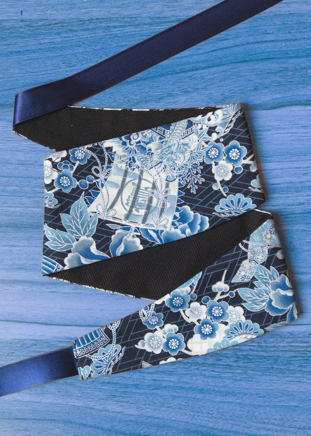 ceinture Obi- Composition argenté et bleue au char de cour