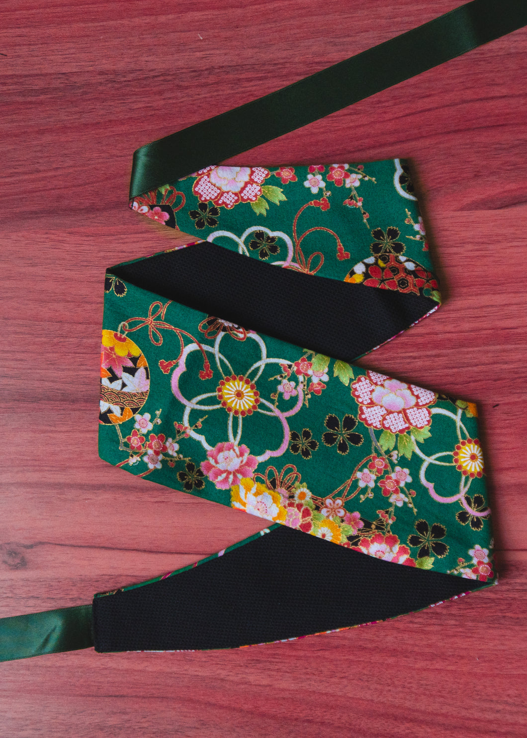 Ceinture Obi- Témari et fleurs sur fond vert