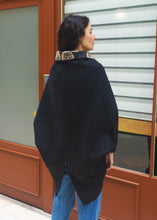 Load image into Gallery viewer, Cape Manteau Yuko Kiku
