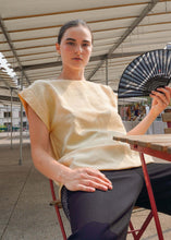 Charger l&#39;image dans la galerie, Top en soie Bizen beige
