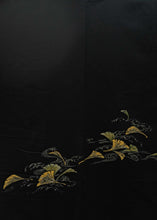 Load image into Gallery viewer, Haori noir 2 à feulles

