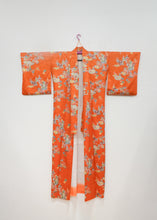 Load image into Gallery viewer, Kimono orange aux motifs traditionnels japonais
