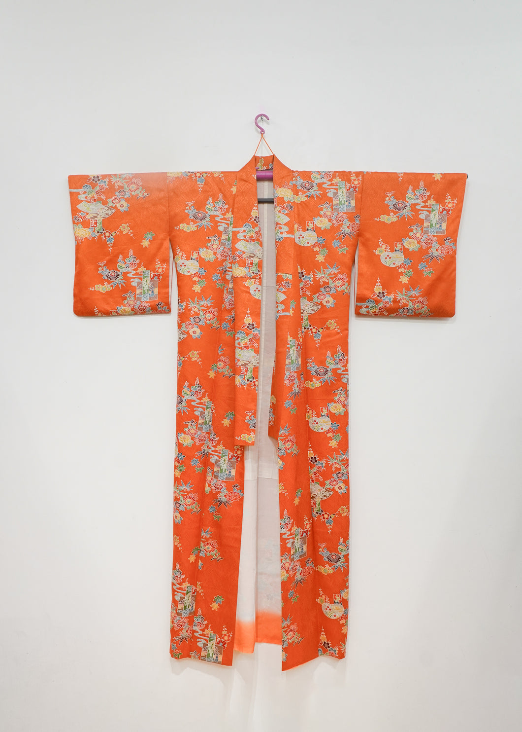 Kimono orange aux motifs traditionnels japonais