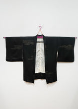 Load image into Gallery viewer, Haori noir 4 &quot;effet de nuages&quot;
