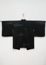 Load image into Gallery viewer, Haori noir 4 &quot;effet de nuages&quot;
