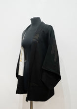 Load image into Gallery viewer, Haori noir 4 &quot;effet de nuages&quot;
