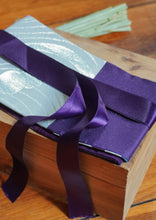 Load image into Gallery viewer, Ravissante ceinture de style obi, cet accessoire tendance, pièce incontournable de la garde-robe met la taille en valeur et affine la silhouette. Les côtés sont violet, de même que le ruban et le tissu central de obi est argent avec des motifs comme un jardin zen.

