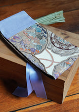 Load image into Gallery viewer, Ravissante ceinture de style obi, cet accessoire tendance, pièce incontournable de la garde-robe met la taille en valeur et affine la silhouette. Les côtés sont parme et le motif central représente une scène avec des personnages de cour dans les tons violets, marron et doré.
