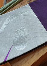 Load image into Gallery viewer, Ravissante ceinture de style obi, cet accessoire tendance, pièce incontournable de la garde-robe met la taille en valeur et affine la silhouette. Les côtés sont violet, de même que le ruban et le tissu central de obi est argent avec des motifs comme un jardin zen.
