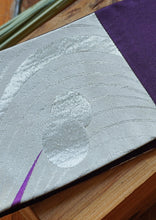 Charger l&#39;image dans la galerie, Ravissante ceinture de style obi, cet accessoire tendance, pièce incontournable de la garde-robe met la taille en valeur et affine la silhouette. Les côtés sont violet, de même que le ruban et le tissu central de obi est argent avec des motifs comme un jardin zen.
