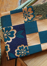 Load image into Gallery viewer, Ravissante ceinture de style obi, cet accessoire tendance, pièce incontournable de la garde-robe met la taille en valeur et affine la silhouette. Les côtés sont en soie de couleur cuivre et le motif central est un obi en motif de damiers vert et doré cuivré avec du violet profond. Le ruban en satin est or vieilli.
