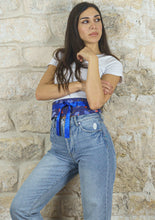 Load image into Gallery viewer, Ravissante ceinture de style obi, cet accessoire tendance, pièce incontournable de la garde-robe met la taille en valeur et affine la silhouette.
