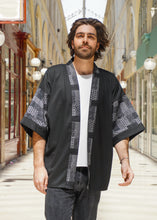 Load image into Gallery viewer, Le haori est une veste qui se porte traditionnellement sur le kimono. Elle est ample et tombe au niveau des hanches.  Je vous propose ici un haori revisité à porter de manière décomplexée comme dans le manga Demon slayer.  Il regroupe différents motifs traditionnels japonais tels que la vague, la feuille de chanvre, etc.  Il existe en 3 tailles et se porte ouvert, comme une veste légère.  Longueur 69 cm
