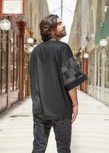 Load image into Gallery viewer, Le haori est une veste qui se porte traditionnellement sur le kimono. Elle est ample et tombe au niveau des hanches.  Je vous propose ici un haori revisité à porter de manière décomplexée comme dans le manga Demon slayer.  Il regroupe différents motifs traditionnels japonais tels que la vague, la feuille de chanvre, etc.  Il existe en 3 tailles et se porte ouvert, comme une veste légère.  Longueur 69 cm
