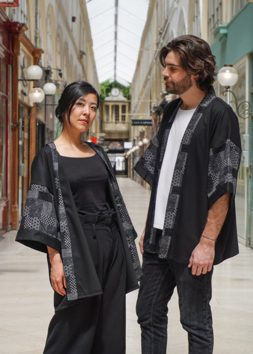 Le haori est une veste qui se porte traditionnellement sur le kimono. Elle est ample et tombe au niveau des hanches.  Je vous propose ici un haori revisité à porter de manière décomplexée comme dans le manga Demon slayer.  Il regroupe différents motifs traditionnels japonais tels que la vague, la feuille de chanvre, etc.  Il existe en 3 tailles et se porte ouvert, comme une veste légère.  Longueur 69 cm