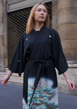 Charger l&#39;image dans la galerie, Robe manteau - Yuga Pins, cours d&#39;eau et montagne rocheuse
