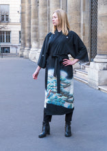 Charger l&#39;image dans la galerie, Robe manteau - Yuga Pins, cours d&#39;eau et montagne rocheuse

