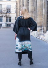 Charger l&#39;image dans la galerie, Robe manteau - Yuga Pins, cours d&#39;eau et montagne rocheuse
