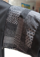 Load image into Gallery viewer, Le haori est une veste qui se porte traditionnellement sur le kimono. Elle est ample et tombe au niveau des hanches.  Je vous propose ici un haori revisité à porter de manière décomplexée comme dans le manga Demon slayer.  Il regroupe différents motifs traditionnels japonais tels que la vague, la feuille de chanvre, etc.  Il existe en 3 tailles et se porte ouvert, comme une veste légère.
