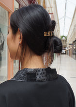 Load image into Gallery viewer, Le haori est une veste qui se porte traditionnellement sur le kimono. Elle est ample et tombe au niveau des hanches.  Je vous propose ici un haori revisité à porter de manière décomplexée comme dans le manga Demon slayer.  Il regroupe différents motifs traditionnels japonais tels que la vague, la feuille de chanvre, etc.  Il existe en 3 tailles et se porte ouvert, comme une veste légère.
