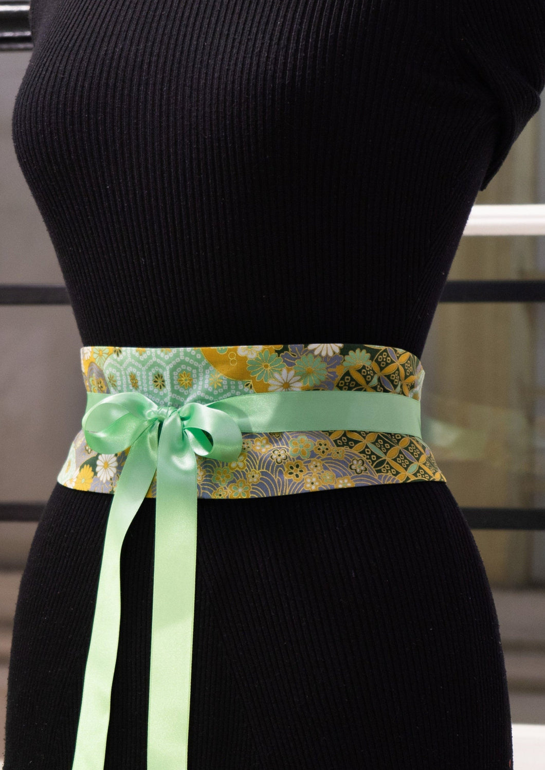 Ravissante ceinture inspiré des obi japonais dans des tons de vert, bronze et gris bleu.  Elle vous permettra d’égayer une tenue simple, de donner une touche japonaise à un vêtement et surtout de vous sentir plus féminine.