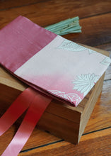 Charger l&#39;image dans la galerie, Ravissante ceinture de style obi, cet accessoire tendance, pièce incontournable de la garde-robe met la taille en valeur et affine la silhouette. Les côtés sont en soie, le tissu central de kimono qui représente des fleurs blanches est rose thé et le ruban rose saumon.
