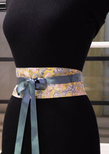 Load image into Gallery viewer, Centure Obi aux tons rose et gris avec des motifs de fleurs de cerisiers.
