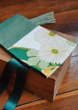 Load image into Gallery viewer, Les côtés sont vert jade, le tissu central est un kimono en soie avec des fleurs blanches, oranges et dorées et des feuilles. Le ruban est vert bouteille.
