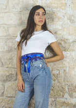 Load image into Gallery viewer, Ravissante ceinture de style obi, cet accessoire tendance, pièce incontournable de la garde-robe met la taille en valeur et affine la silhouette.
