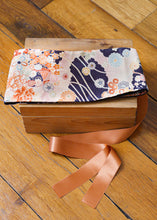 Charger l&#39;image dans la galerie, Ceinture Obi fleurs sur fond pèche et bleue
