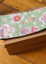 Charger l&#39;image dans la galerie, Ceinture Obi - vert pâle et fleurs rouges
