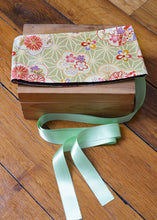 Charger l&#39;image dans la galerie, Ceinture Obi - vert pâle et fleurs rouges
